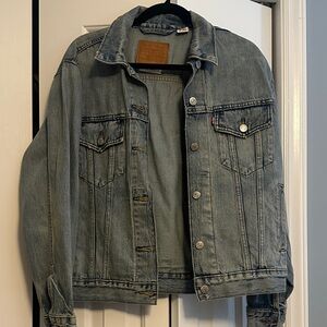 Levi's women’s oversized distressed trucker Denim Jacket